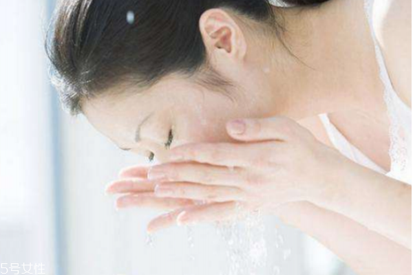 用卸妝油會長閉口嗎 卸妝油會導致閉口