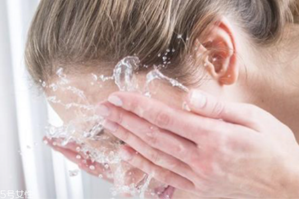 卸妝油乳化還能用嗎 卸妝油乳化多久 卸妝油乳化還能用嗎 卸妝油乳化多久