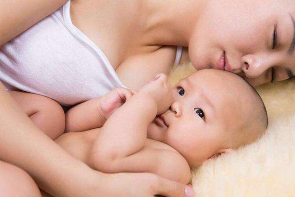 秋季寶寶長痱子怎么辦 爸媽注意日常護理 秋季寶寶長痱子怎么辦 爸媽注意日常護理