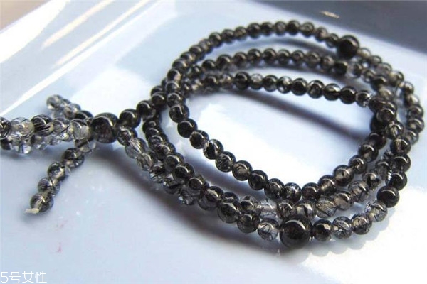 黑發(fā)晶戴哪只手 水晶佩戴有講究 黑發(fā)晶戴哪只手 水晶佩戴有講究