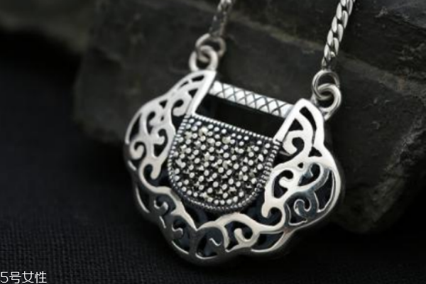 長命鎖金好還是銀好 兩種材質區(qū)別很大