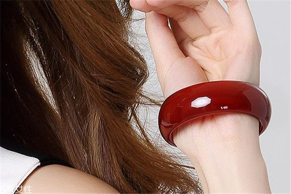 紅翡翠手鐲怎么挑選 這樣的更有價(jià)值 紅翡翠手鐲怎么挑選 這樣的更有價(jià)值