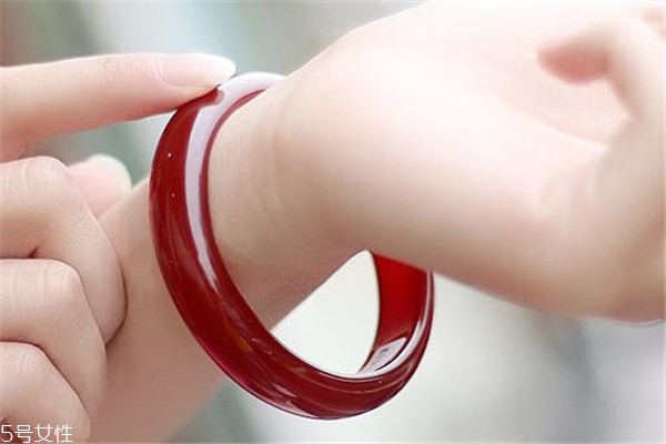 紅翡翠手鐲怎么挑選 這樣的更有價(jià)值 紅翡翠手鐲怎么挑選 這樣的更有價(jià)值