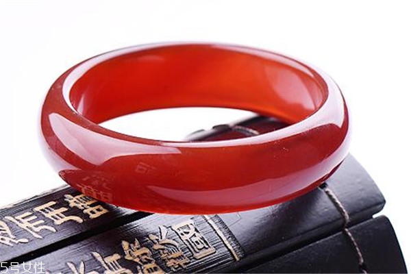 紅翡翠手鐲怎么挑選 這樣的更有價(jià)值 紅翡翠手鐲怎么挑選 這樣的更有價(jià)值