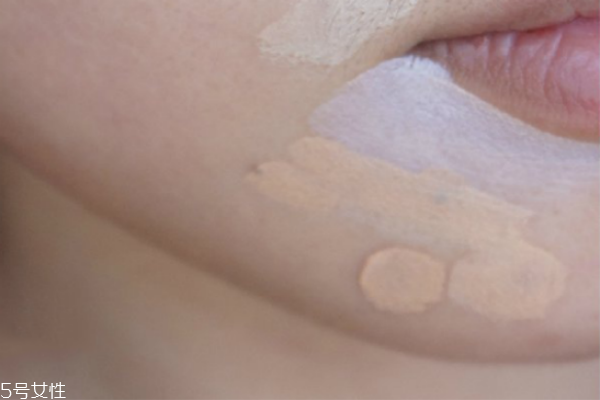 遮瑕筆和氣墊哪個(gè)先用 無(wú)暇底妝遮瑕一步搞定 遮瑕筆和氣墊哪個(gè)先用 無(wú)暇底妝遮瑕一步搞定