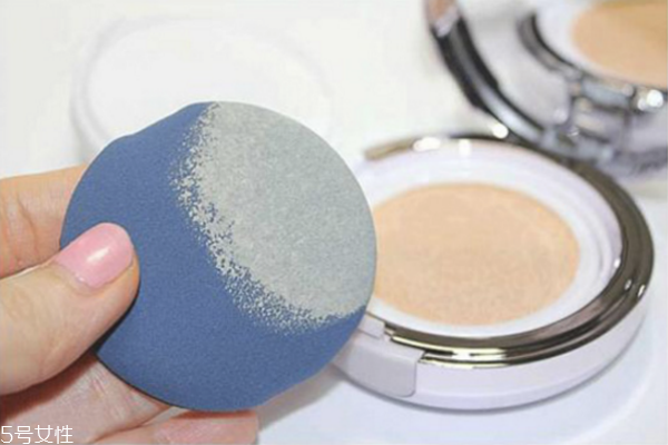 遮瑕筆和氣墊哪個(gè)先用 無(wú)暇底妝遮瑕一步搞定 遮瑕筆和氣墊哪個(gè)先用 無(wú)暇底妝遮瑕一步搞定