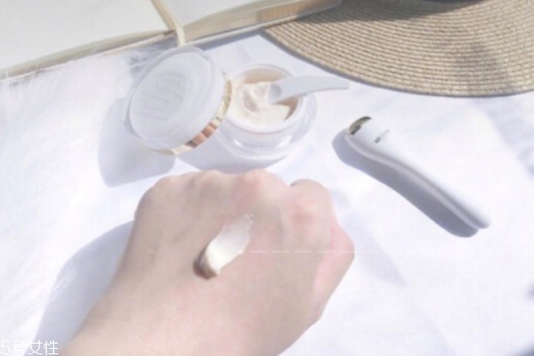 眼唇霜哪個牌子好 希思黎vs赫蓮娜vs怡麗絲爾 眼唇霜哪個牌子好 希思黎vs赫蓮娜vs怡麗絲爾