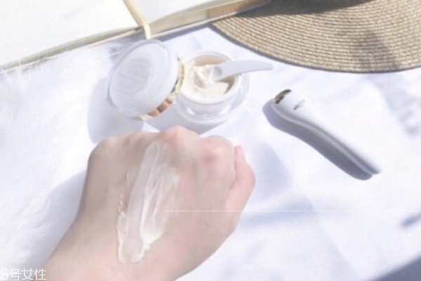 眼唇霜哪個牌子好 希思黎vs赫蓮娜vs怡麗絲爾 眼唇霜哪個牌子好 希思黎vs赫蓮娜vs怡麗絲爾