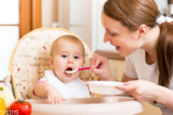 新爸媽必看:如何讓寶寶自己吃飯的技巧 新爸媽必看:如何讓寶寶自己吃飯的技巧