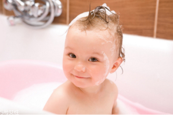 寶寶每天洗澡有助身心智力發(fā)育 寶寶每天洗澡有助身心智力發(fā)育