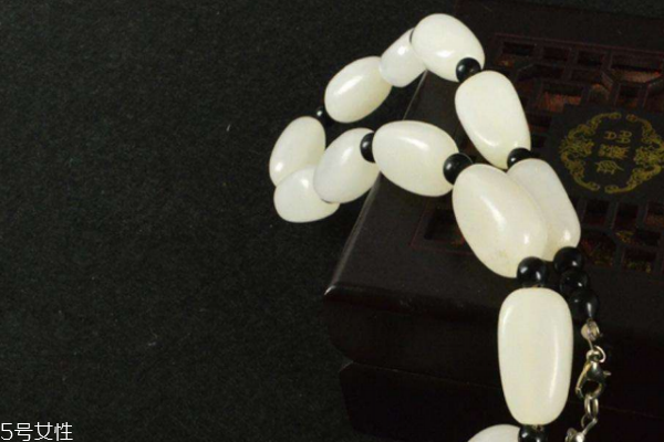 阿富汗玉和和田玉的區(qū)別 要學會辨認