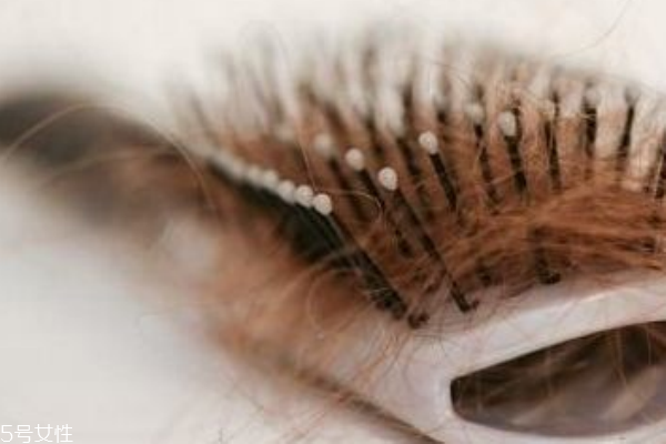 女性脫發(fā)多半與月經(jīng)失調(diào)有關(guān)系 女性脫發(fā)多半與月經(jīng)失調(diào)有關(guān)系