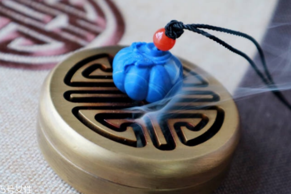 如何辨別青金石真假 這幾點(diǎn)就能區(qū)分 如何辨別青金石真假 這幾點(diǎn)就能區(qū)分