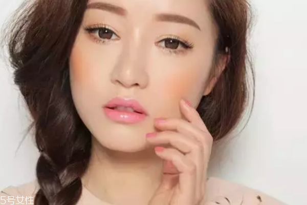 膚色黑的人用什么腮紅 這2種顏色不會拉低顏值 膚色黑的人用什么腮紅 這2種顏色不會拉低顏值