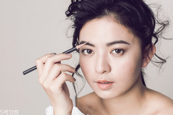 眉毛怎么定妝不脫妝 三招玩水都不怕 眉毛怎么定妝不脫妝 三招玩水都不怕