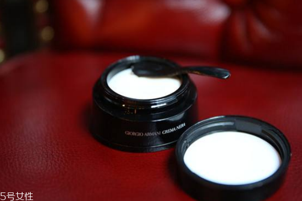 阿瑪尼黑鑰匙面霜使用方法 白天用讓妝容不卡粉 阿瑪尼黑鑰匙面霜使用方法 白天用讓妝容不卡粉