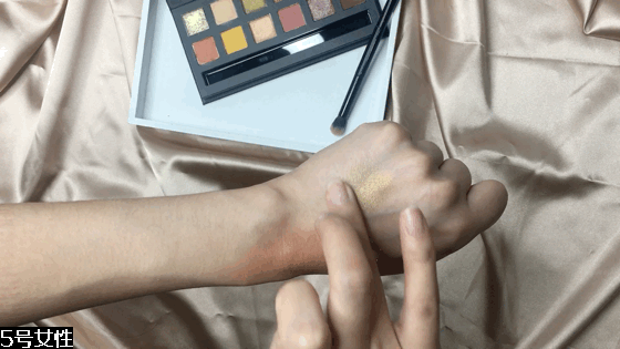 橘朵眼影到底怎么樣 眼影盤只能打三分 橘朵眼影到底怎么樣 眼影盤只能打三分