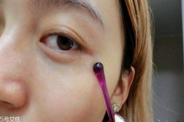 眼霜為什么起脂肪粒 用不對(duì)簡(jiǎn)直毀臉 眼霜為什么起脂肪粒 用不對(duì)簡(jiǎn)直毀臉