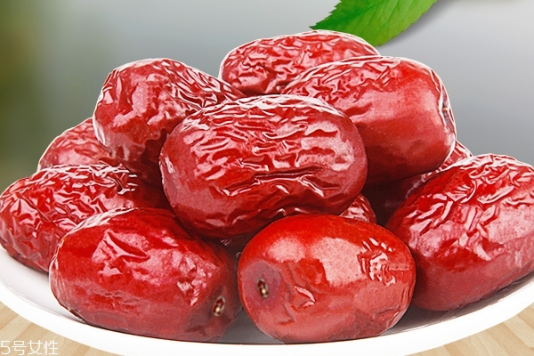 紅棗為什么表面有油 經(jīng)過(guò)美容的紅棗