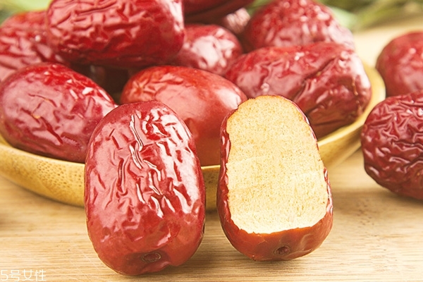 紅棗為什么表面有油 經(jīng)過(guò)美容的紅棗