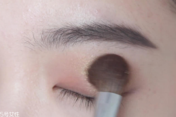 眼妝怎么畫顯得溫柔 僅需4步的溫柔奶茶棕眼妝 眼妝怎么畫顯得溫柔 僅需4步的溫柔奶茶棕眼妝