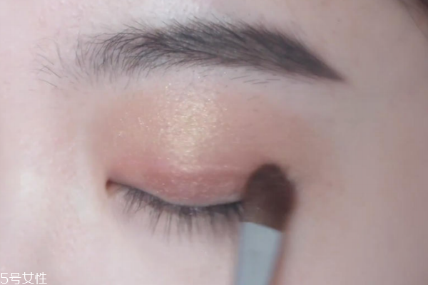 眼妝怎么畫顯得溫柔 僅需4步的溫柔奶茶棕眼妝 眼妝怎么畫顯得溫柔 僅需4步的溫柔奶茶棕眼妝