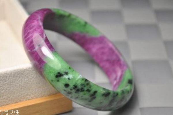 紅綠寶多少錢(qián)一克 多在百元以?xún)?nèi) 紅綠寶多少錢(qián)一克 多在百元以?xún)?nèi)