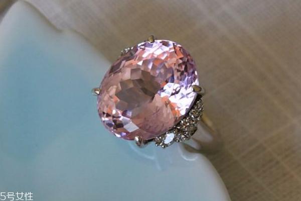 紫鋰輝石多少錢(qián)一克拉 寶石凈度很重要