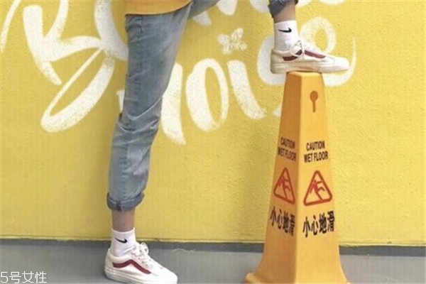 紅白vans掉色怎么辦 清洗時(shí)要注意 紅白vans掉色怎么辦 清洗時(shí)要注意