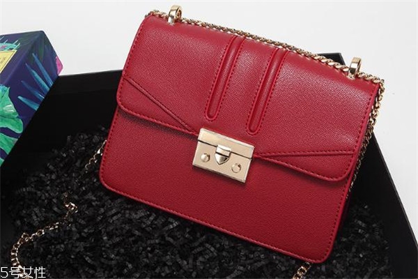 小ck酒神包怎么打開(kāi) 鎖扣很方便