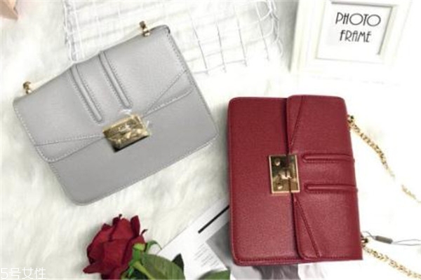 小ck酒神包怎么打開(kāi) 鎖扣很方便