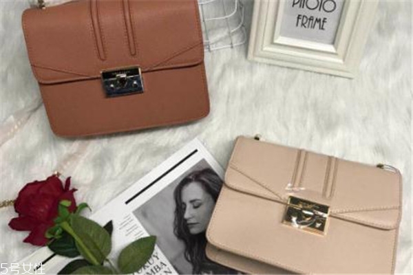 小ck酒神包怎么打開(kāi) 鎖扣很方便