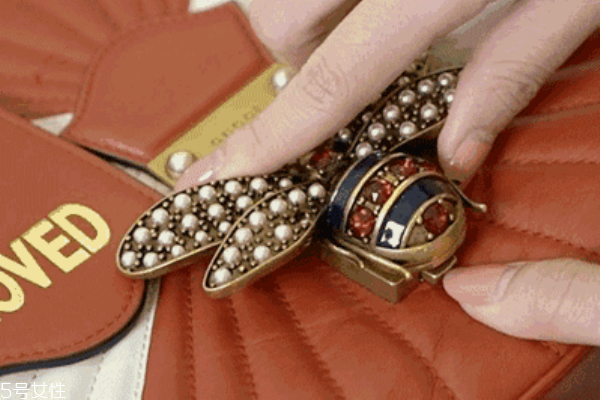 gucci蜜蜂包怎么打開(kāi) 輕輕一按就行了