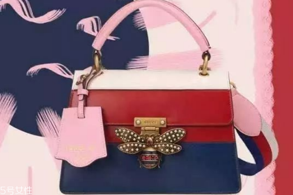 gucci蜜蜂包怎么打開(kāi) 輕輕一按就行了