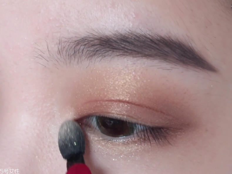 眼妝怎么畫顯得溫柔 僅需4步的溫柔奶茶棕眼妝 眼妝怎么畫顯得溫柔 僅需4步的溫柔奶茶棕眼妝