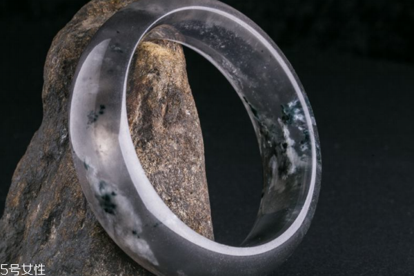 水沫玉和翡翠的區(qū)別 有很大不同 水沫玉和翡翠的區(qū)別 有很大不同