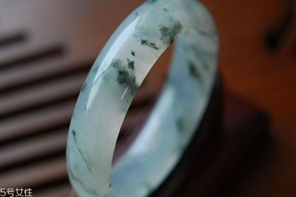 水沫玉和翡翠的區(qū)別 有很大不同 水沫玉和翡翠的區(qū)別 有很大不同