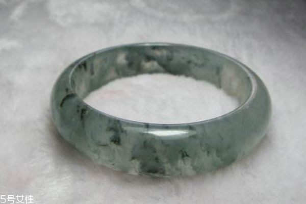 水沫玉和翡翠的區(qū)別 有很大不同 水沫玉和翡翠的區(qū)別 有很大不同