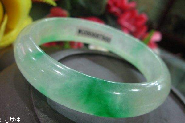 巴山玉手鐲多少錢 看手鐲等級 巴山玉手鐲多少錢 看手鐲等級