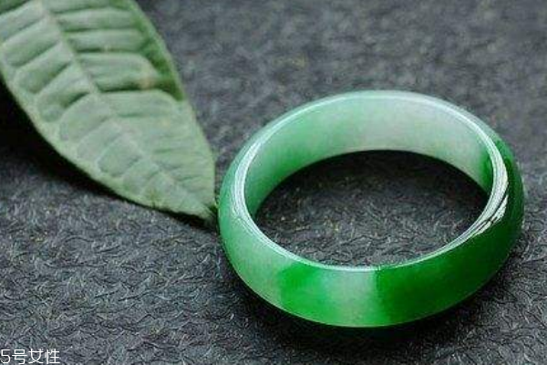 巴山玉手鐲多少錢 看手鐲等級 巴山玉手鐲多少錢 看手鐲等級