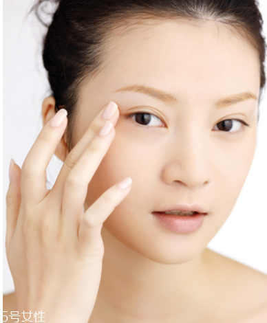 怎么去除眼部皺紋和黑眼圈 去黑眼圈最有效的方法 怎么去除眼部皺紋和黑眼圈 去黑眼圈最有效的方法