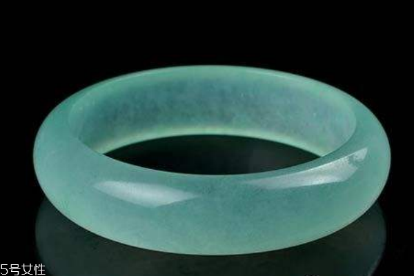 巴山玉和翡翠的區(qū)別 翡翠價值更高 巴山玉和翡翠的區(qū)別 翡翠價值更高