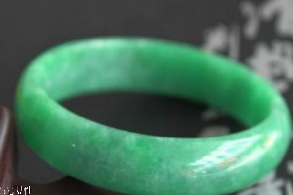 巴山玉和翡翠的區(qū)別 翡翠價值更高 巴山玉和翡翠的區(qū)別 翡翠價值更高