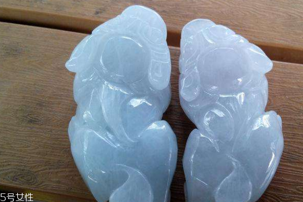 巴山玉和翡翠的區(qū)別 翡翠價值更高 巴山玉和翡翠的區(qū)別 翡翠價值更高
