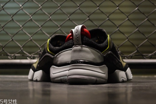 紀(jì)梵希老爹鞋多少錢 最火聯(lián)名款 紀(jì)梵希老爹鞋多少錢 最火聯(lián)名款