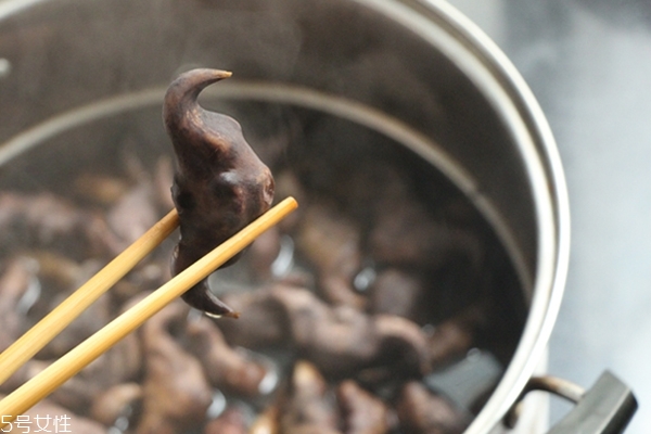 菱角沒煮熟可以吃嗎 這個有講究 菱角沒煮熟可以吃嗎 這個有講究