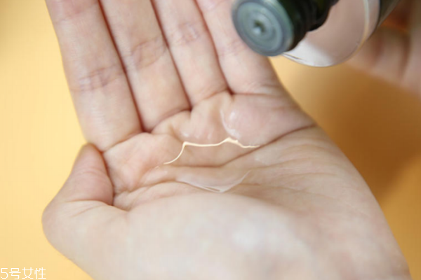 海藍(lán)之謎精萃液成分解析 竟然能讓痘痘一夜結(jié)痂 海藍(lán)之謎精萃液成分解析 竟然能讓痘痘一夜結(jié)痂