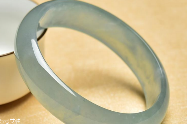 晴水翡翠手鐲價(jià)格 上千元起步 晴水翡翠手鐲價(jià)格 上千元起步