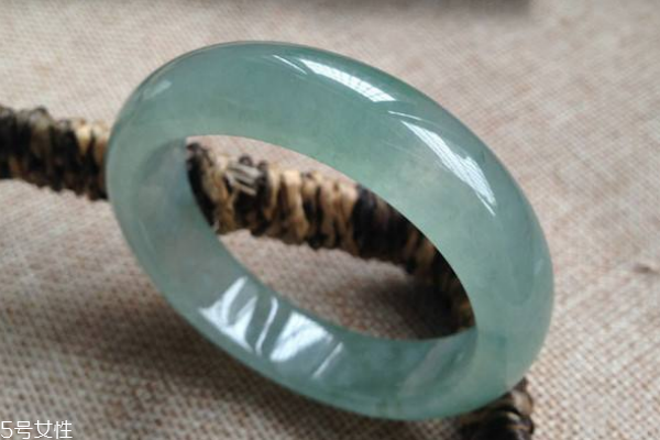 晴水翡翠手鐲價格 上千元起步 晴水翡翠手鐲價格 上千元起步