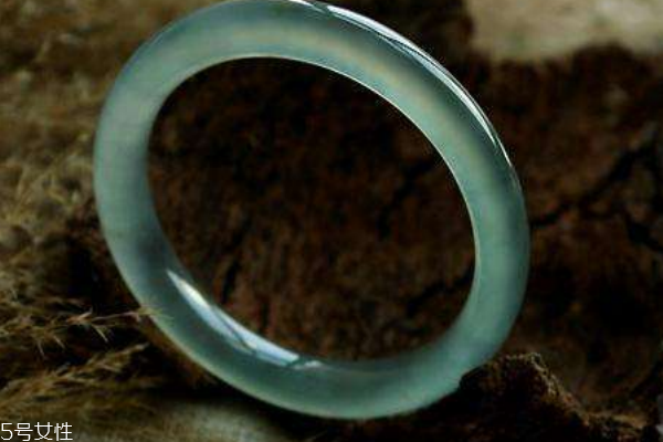 晴水翡翠手鐲價格 上千元起步 晴水翡翠手鐲價格 上千元起步